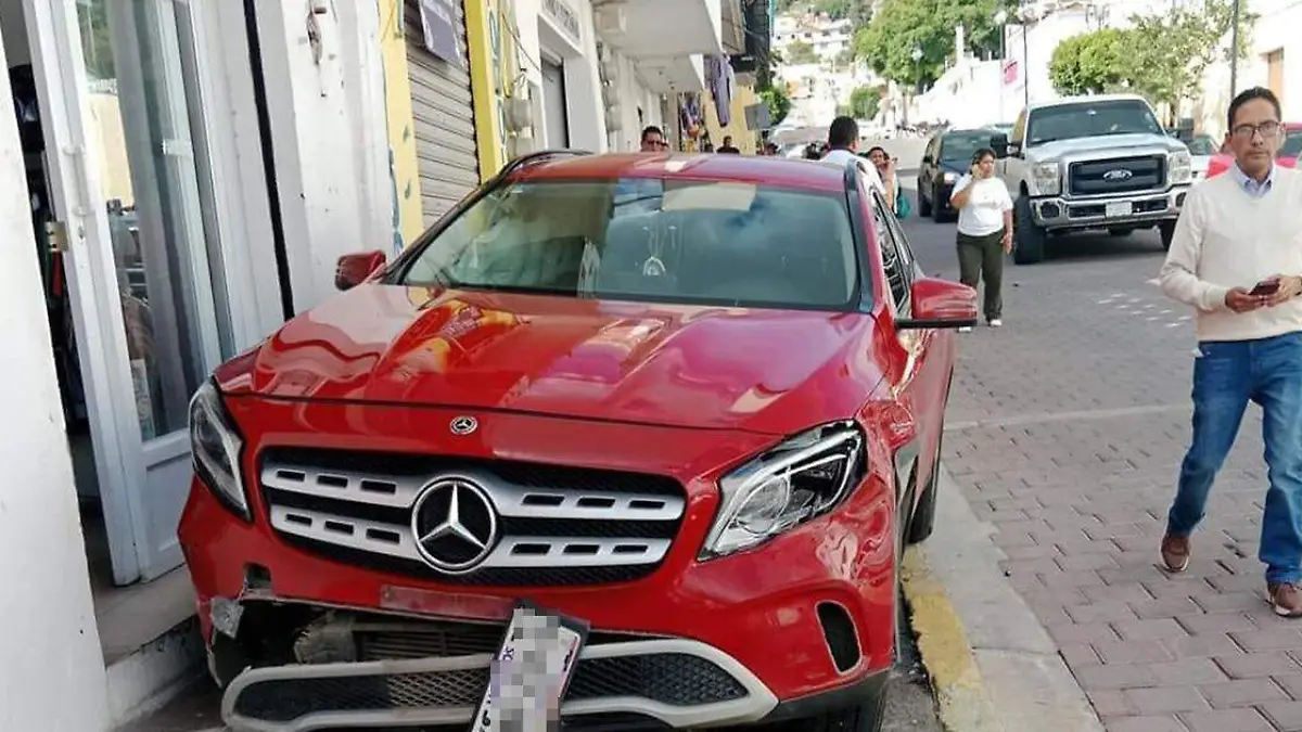 Un niño de 13 años que conducía un automóvil Mencedes Benz a exceso de velocidad chocó en un local